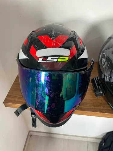Vendo capacete ls2 com detalhe