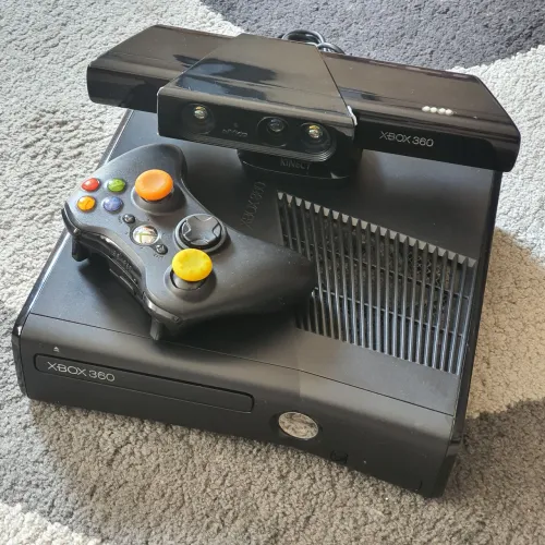 Xbox Slim usado com controle, fonte e kinect