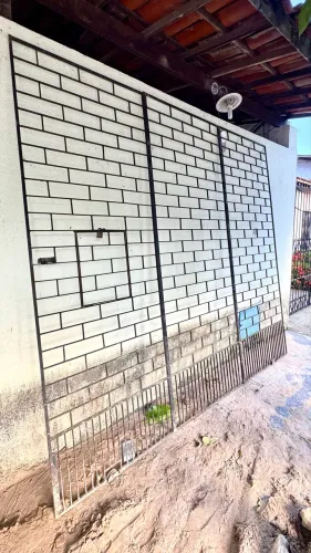 Vendo portão de ferro bem reforçado, pesado e resistente. MODELO DE CORRER TRILHO.
