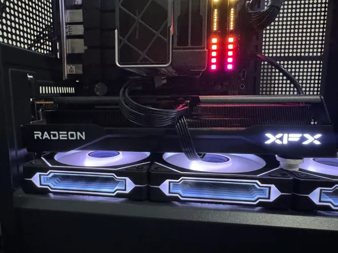 PLACA DE VIDEO XFX RADEON RX 9060 XT SWIFT TRIPLE FAN OC, 16GB, GDDR6