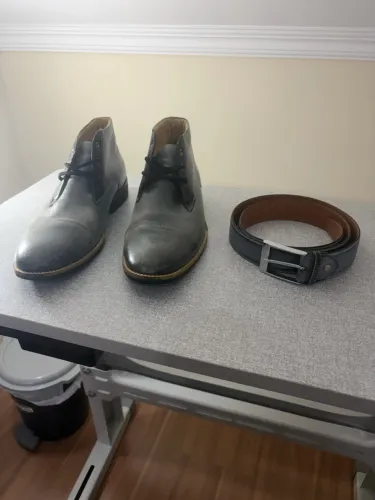 Bota e cinto de couro cinza masculino