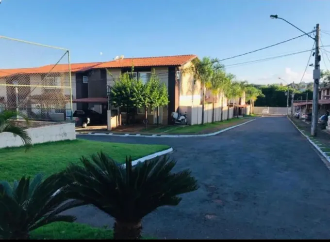 Sobrado em Condomínio Fechado 3 Quarto, uma suite, Próximo ao Madri, Condomínio com Piscin