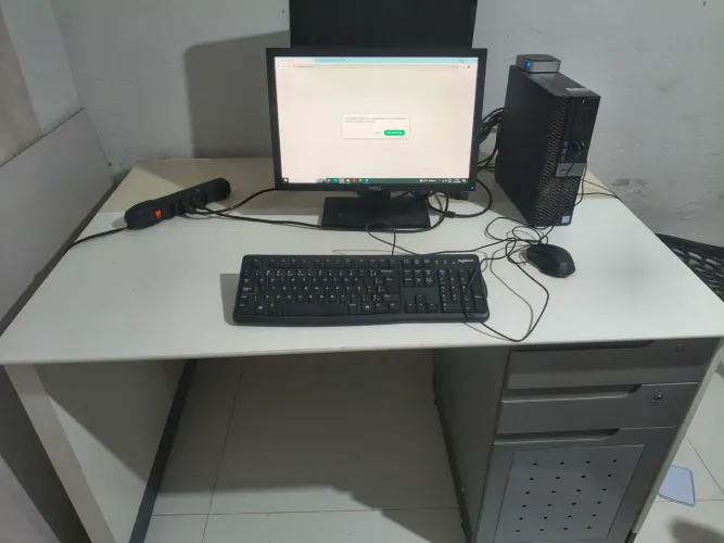 Mesa em MDF duplo, perfeito para escritório, possuí 2 gavetas e um a porta