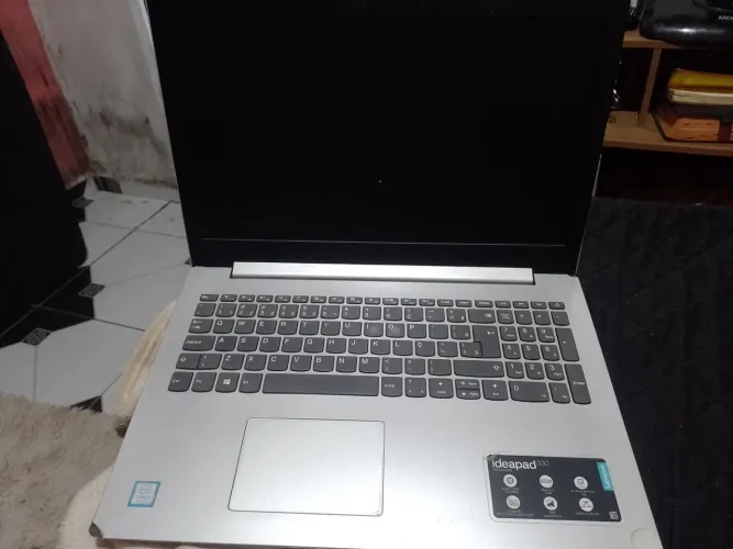 Notebook usado com acessórios de cabo HDMI E CARREGAR