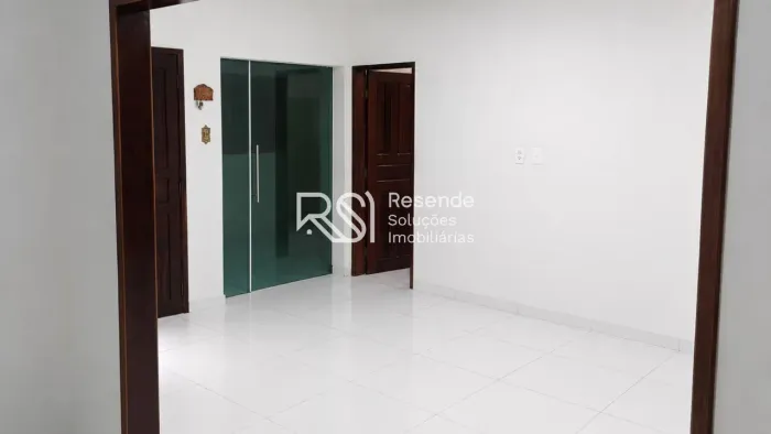 Casa Ampla com 4 Quartos na Jatiúca, A Poucos Metros da Praia de Maceió