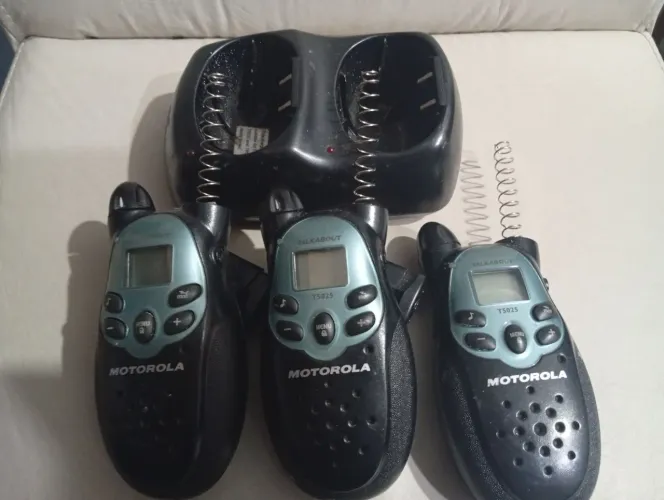 3 Rádios comunicadores Motorola T5025 + Base carregadora para retirada de peças.