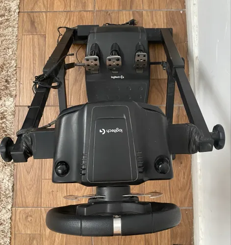 Volante + pedal Logitech 