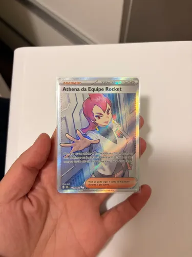 Athena da Equipe Rocket Full Art + Juiz + Brinde Pokémon TCG
