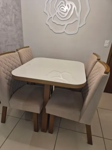Mesa nova com quatro cadeiras