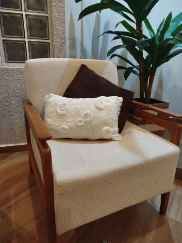 Poltrona de madeira maciça e tecido