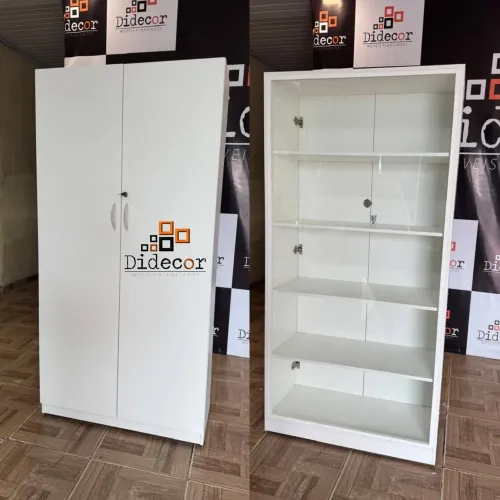 Vitrine de vidro com portas de abrir em mdf