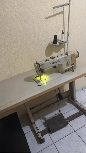 Máquina de costura reta semi eletrônica