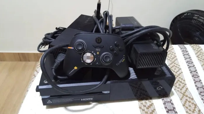 Vendo Xbox One fat ótimo conservação e completo com vários jogos com manete gamer