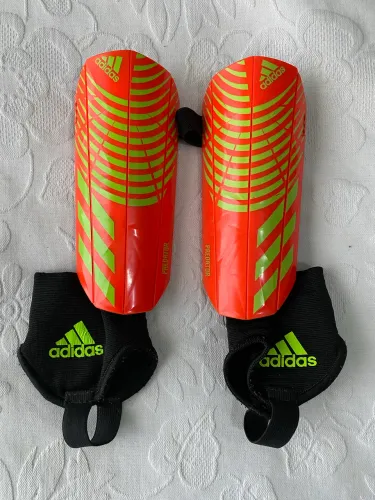 CANELEIRA ADIDAS PREDATOR INFANTIL