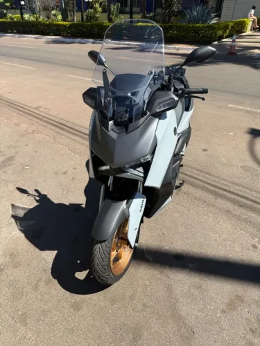 Xmax Connected 2026 cinza
