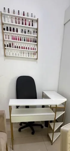 Mesa manicure e expositor de esmalte com mais de 50 esmaltes e cadeira 