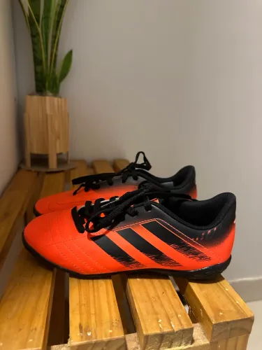 CHUTEIRA INFANTIL ADIDAS - TAMANHO 31