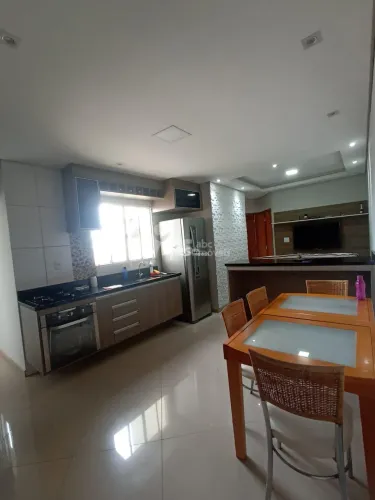 Cobertura com 2 dormitórios, 1 com armarios, sala, cozinha planejada, acesso interno a cob
