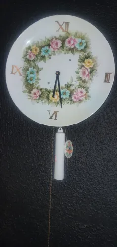 PRIMEIRO RELÓGIO DE PAREDE EM PORCELANA COM PÊNDULO - FUNCIONANDO