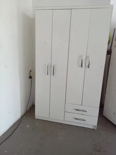 Guarda roupa bem consevado