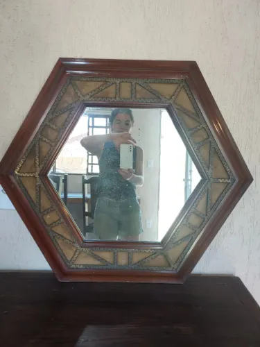 Espelho Hexagonal em Madeira