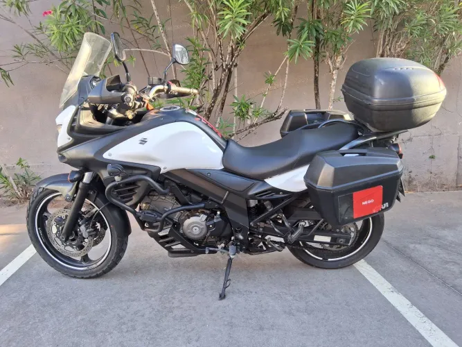 Vendo vstron 2014 Cor branca,penus novos tração conservada.