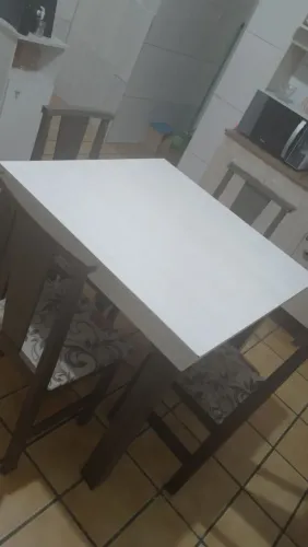 Vendo mesa 4 cadeiras bem conservada 
