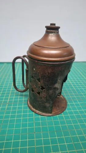 Lâmparina de óleo francesa antiga em latão, cobre e ferro