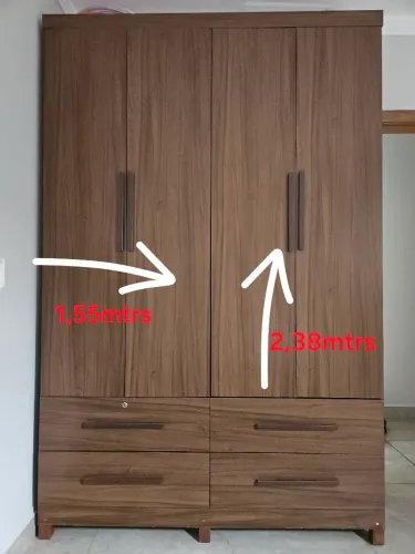 GUARDA ROUPA 4 PORTAS E 4 GAVETAS VENDO OU TROCO POR AR CONDICIONADO