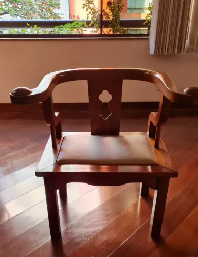 Poltrona 100% mogno, assento com almofada bege, forrada com facto