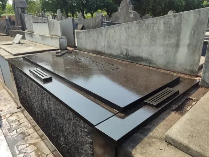 Jazigo perpétuo no cemitério São Francisco Xavier - Caju