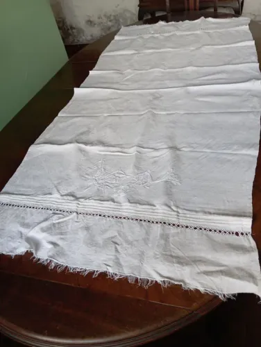 Caminho de Mesa em Linho