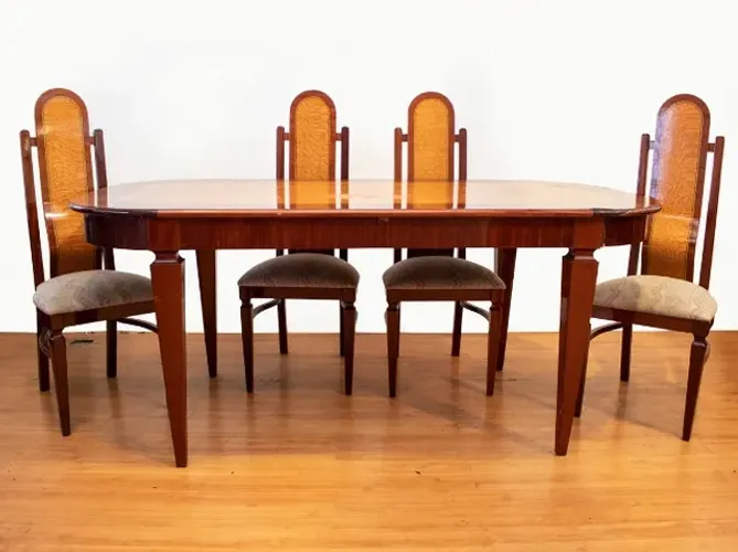 Mesa de jantar em mogno e radica marchetada, estilo Inglês