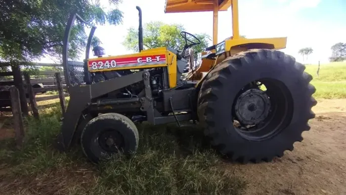 Melhor oportunidade, Trator CBT 8240 com Lâmina Todo reformado e uma Calcareadeira de 5T.