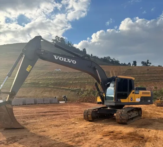 Escavadeira Volvo EC200 D ano 2022 com 3.900 horas, em MG