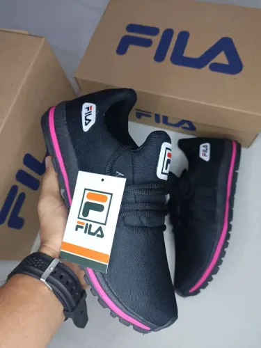 Tênis Fila Feminino Preto com Detalhes Rosa