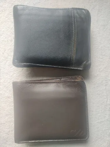 Duas carteiras masculinas usadas 