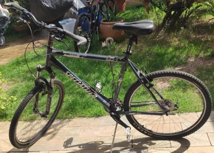 Bicicleta cinza chumbo - Mountain Bike