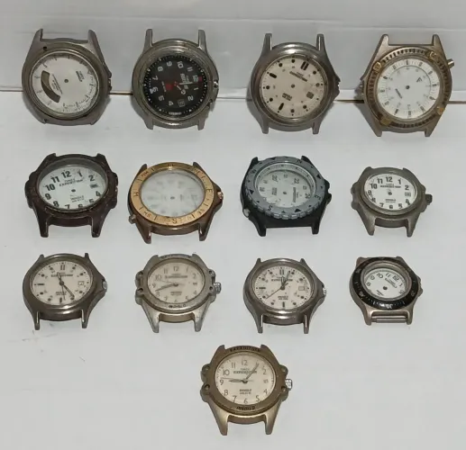 Lote com 13 relógios timex (Para retirada de peças)
