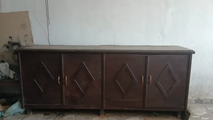 Aparador longo e baixo, com 4 portas e prateleiras internas