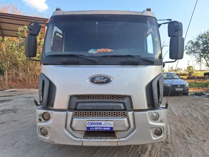 Cargo 2423 caçamba 6x2