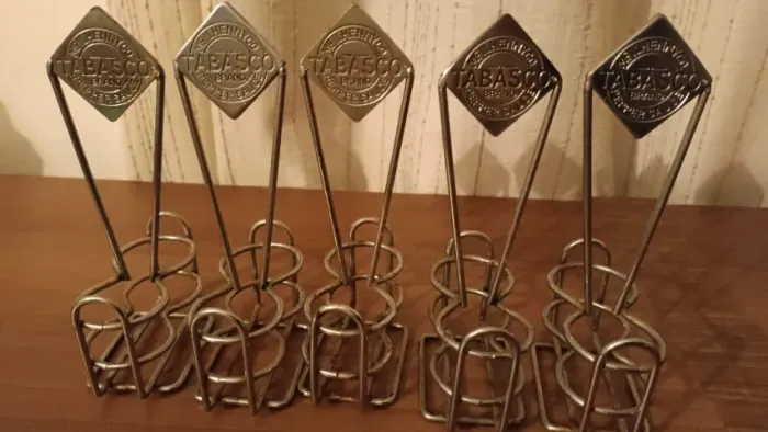 Galheteiro de metal para molho de pimenta (tabasco)