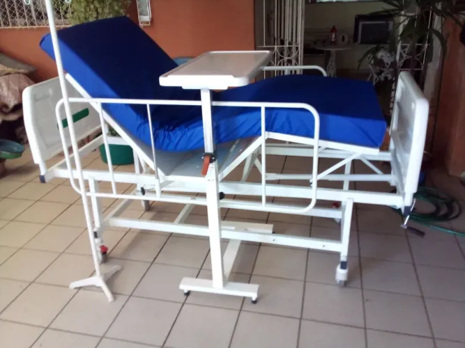 Cama Hospitalar Articulada 2 posições,lindíssima. 1898 reais.