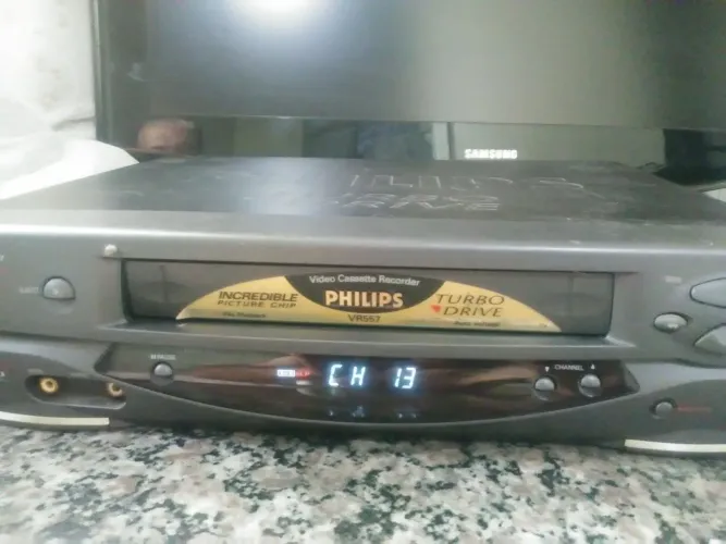 Vídeo cassete Philips 557 com controle original