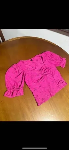 Blusa Pink com Detalhes e Manga Bufante