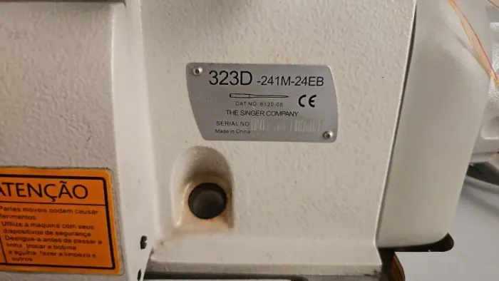 Máquina de Costura Overlock Singer 4 fios Direct Drive Modelo 323D com bancada
