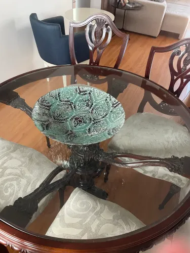 Mesa de Jantar Clássica com 4 Cadeiras - Madeira Nobre e Tampo de Vidro