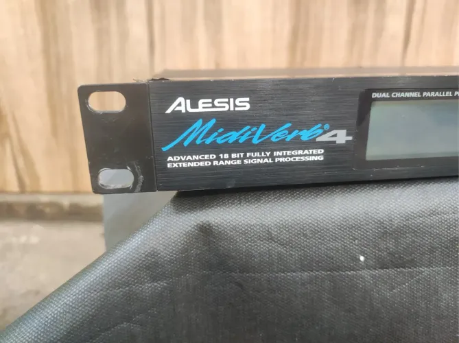 ALESIS Midiverb 4 - Processador de efeitos