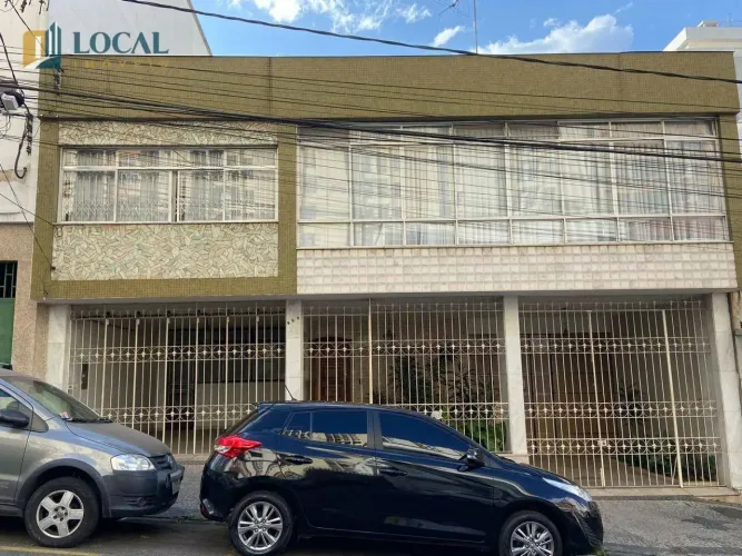 Casa com 5 quartos e 3 salas para alugar, 400 m² por R$ 20.000/mês - Centro - Juiz de Fora