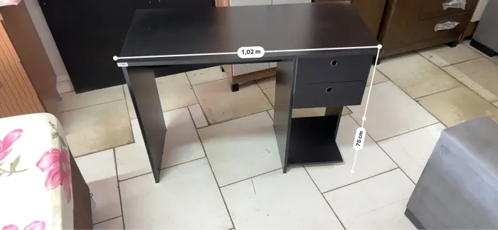 Escrivaninha preta compacta com gavetas - Ideal para estudo ou trabalho